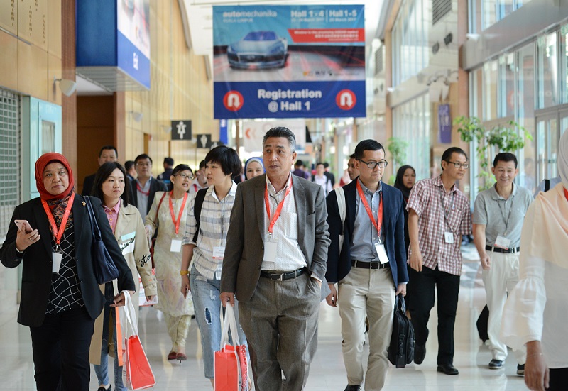 2027年马来西亚法兰克福汽配展览会Automechanika Kuala Lumpur参展商与海外采购商展台洽谈现场