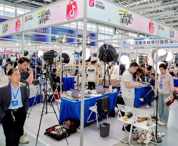 2027年南通国际家纺、服装面料暨辅料展览会NTIE参展商与海外采购商展台洽谈现场