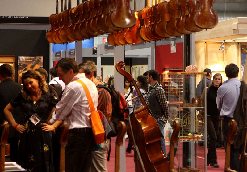 2026年意大利手工提琴及钢琴展览会CREMONA MUSICA展馆现场，专业观众参观实况