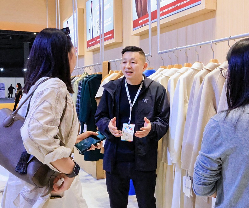2027年LINK FASHION上海针织主题展LINK FASHION参展商与海外采购商展台洽谈现场