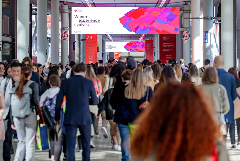 2027年意大利米兰家具展SALONE MILANOSalone del Mobile.Milano参展商与海外采购商展台洽谈现场