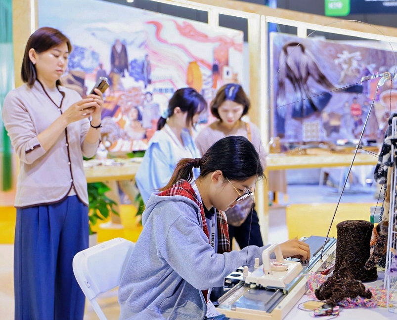 2027年LINK FASHION上海针织主题展LINK FASHION展馆内部展台环境实拍