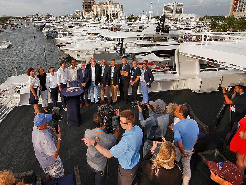 2026年美国劳德代尔堡游艇展览会FORT LAUDERDALE BOAT SHOW参展商与海外采购商展台洽谈现场