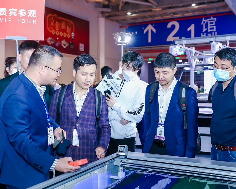 2027年上海服装智能制造展LINK FASHION参展商与海外采购商展台洽谈现场