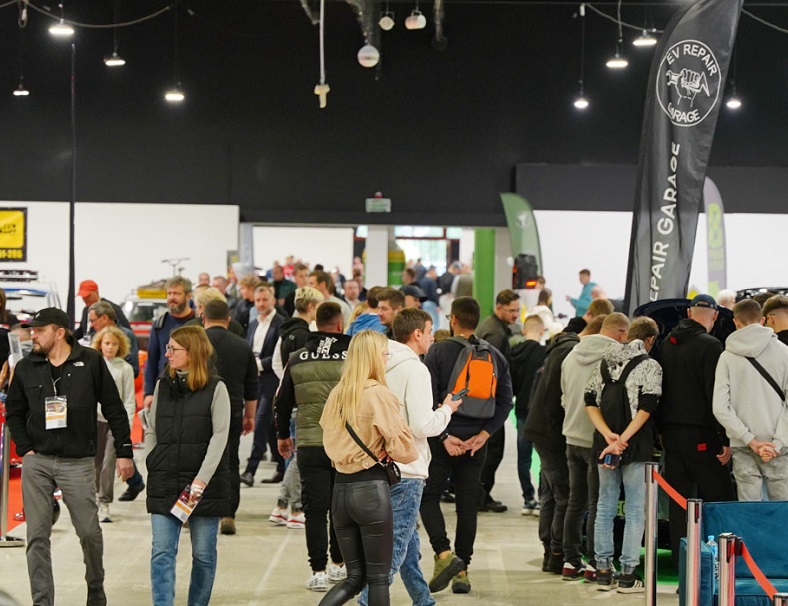 2027年波兰华沙摩托车及配件展览会Warsaw Motorcycle Show参展商与海外采购商展台洽谈现场