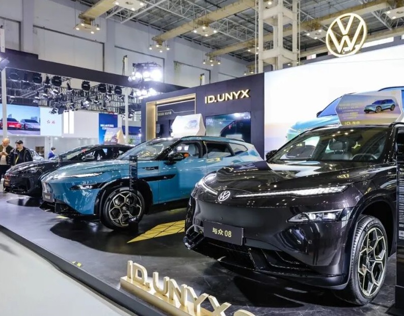 2027年宁波国际汽车博览会NINGBO AUTO FAIR展馆现场，专业观众参观实况