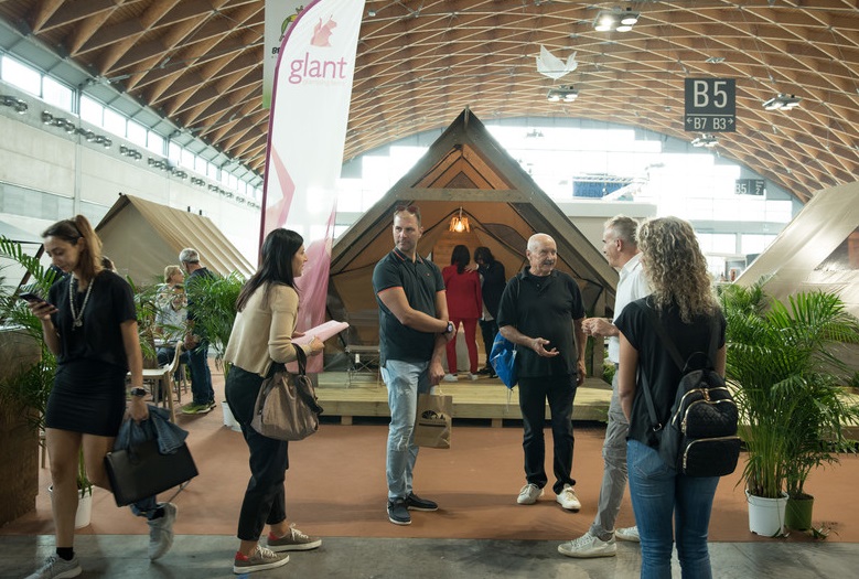2026年意大利里米尼酒店用品、家具、泳池SPA展INOUT EXPO参展商与海外采购商展台洽谈现场