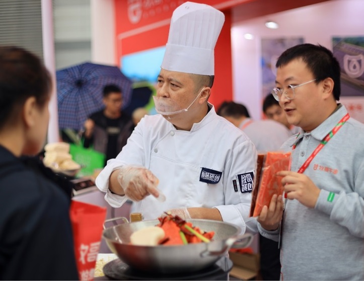 2026年中国(重庆)国际火锅产业博览会Chongqing Hotpot Exhibition参展商与海外采购商展台洽谈现场