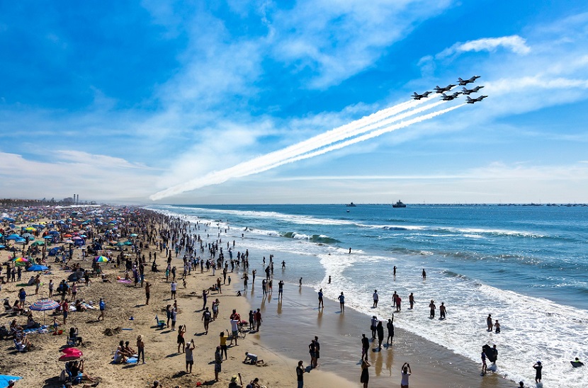2026年美国海上航空展Pacific Airshow展馆现场,专业观众参观实况
