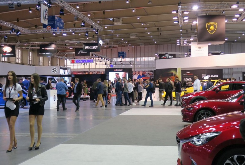 2027年波兰汽车展-波兰车展POZNAN MOTOR SHOW参展商与海外采购商展台洽谈现场