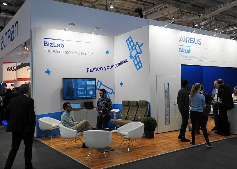 2027年德国汉堡飞机内饰展览会Aircraft Interiors Expo展馆现场，专业观众参观实况