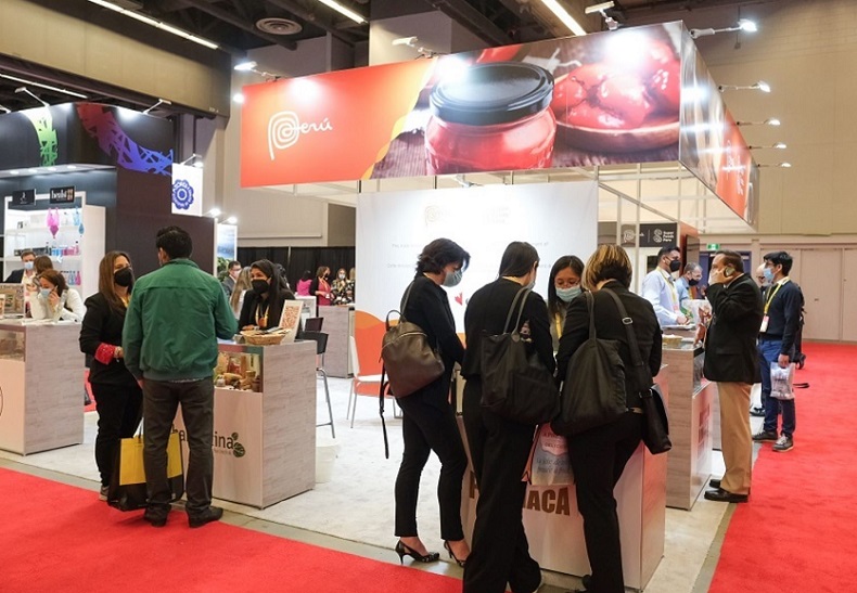 2027年加拿大食品饮料展览会SIAL Canada参展商与海外采购商展台洽谈现场