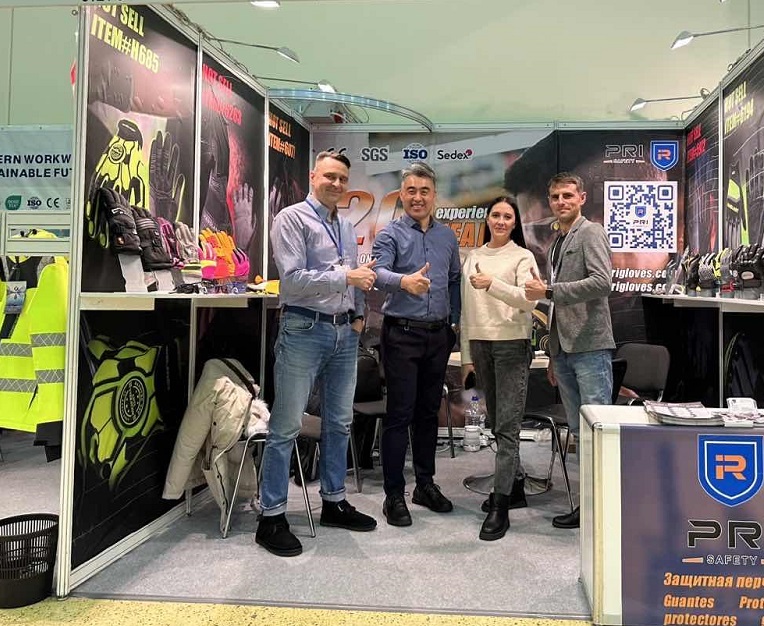 2026年俄罗斯索契劳保展览会RLSWRUSSIAN LABOUR SAFETY WEEK参展商与海外采购商展台洽谈现场