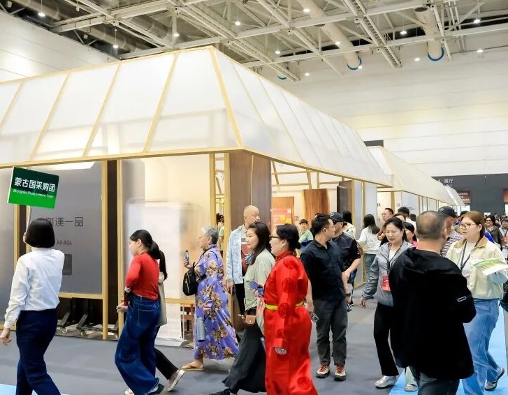2027年青岛国际家具展QIFF展馆现场，专业观众参观实况
