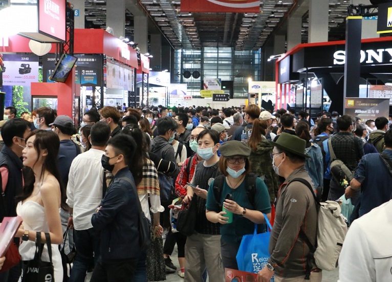 2026年台湾摄影器材展览会Photograpny参展商与海外采购商展台洽谈现场