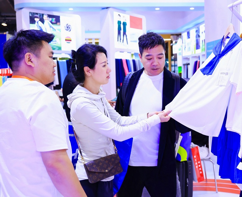 2027年上海校服·园服主题展LINK FASHION参展商与海外采购商展台洽谈现场