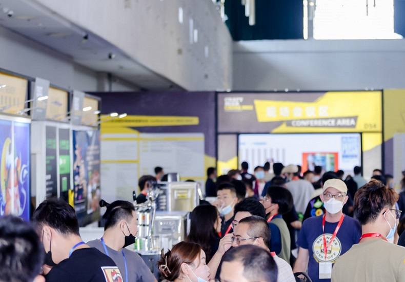 2027年上海亚洲精酿啤酒展CRAFT BEER CHINA展馆现场，专业观众参观实况