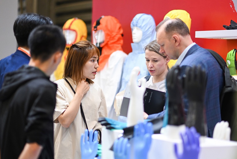 2027年第112届中国劳动保护用品交易会-上海劳保会CIOSH参展商与海外采购商展台洽谈现场