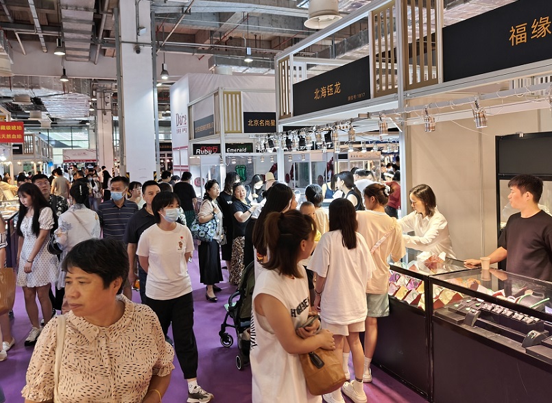 2026年杭州国际珠宝展BJF展馆现场，专业观众参观实况