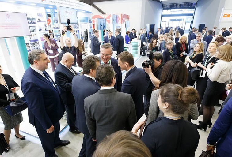 2027年俄罗斯圣彼得堡生物制药展览会IPhEB Russia展馆现场，专业观众参观实况