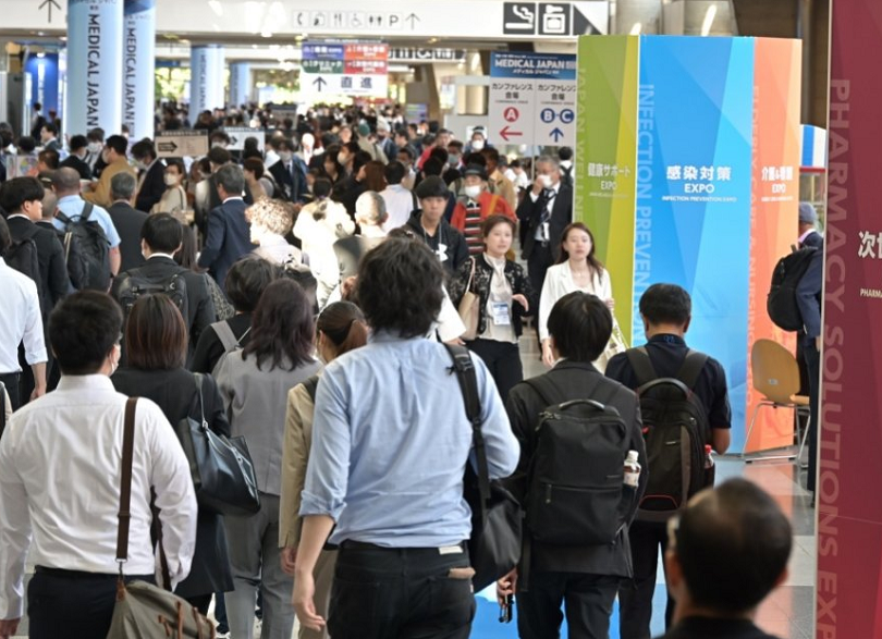 2027年日本大阪看护未来展览会Nursing Next参展商与海外采购商展台洽谈现场