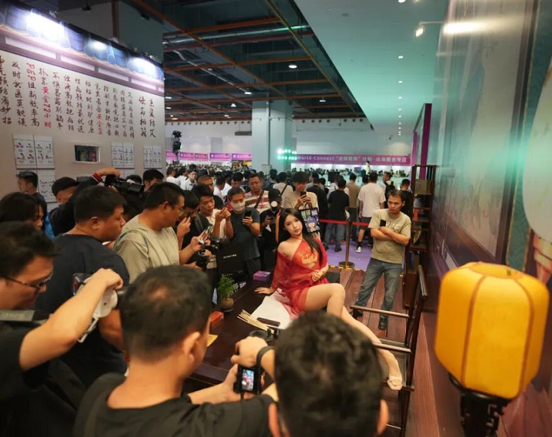 2026年广州性文化节-广州成人用品展-广州成人展Guangzhou Adult Exhibition参展商与海外采购商展台洽谈现场