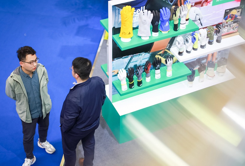 2026年中国劳动保护用品交易会CIOSH展馆现场,专业观众参观实况