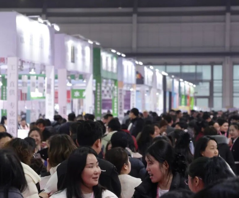 2026年苏州美容化妆品展-苏州美博会Suzhou Beauty Expo参展商与海外采购商展台洽谈现场