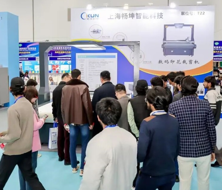2027年南通国际家纺、服装面料暨辅料展览会NTIE参展商与海外采购商展台洽谈现场