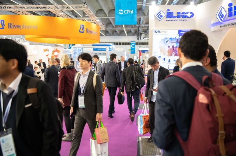2026年意大利世界制药原料展览会CPhI Worldwide参展商与海外采购商展台洽谈现场
