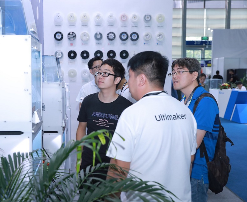 2026年深圳华南3D打印、增材制造展览会TCT Shenzhen展馆现场，专业观众参观实况