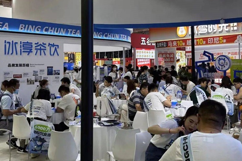 2027年北京餐饮连锁加盟展览会CRFE展馆现场,专业观众参观实况
