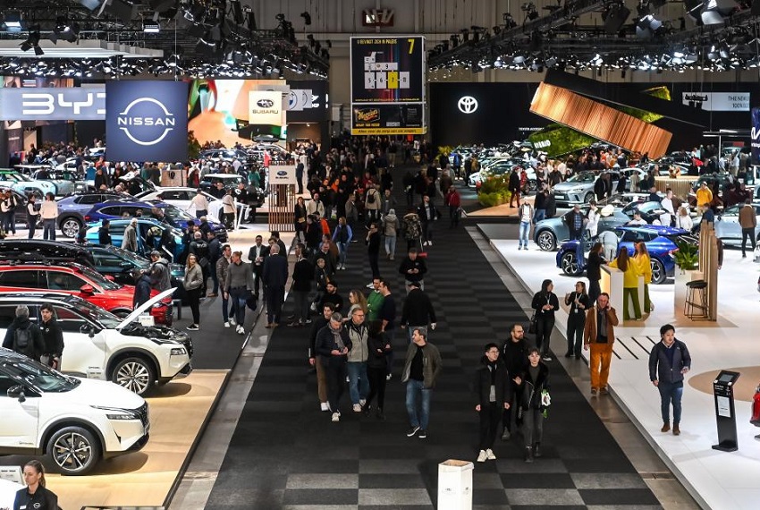 2026年法国巴黎车展Mondial de l’Auto参展商与海外采购商展台洽谈现场