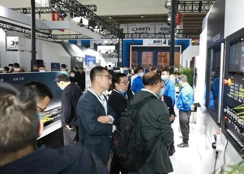 2027年中国（北京）国际机床展览会CIMT参展商与海外采购商展台洽谈现场