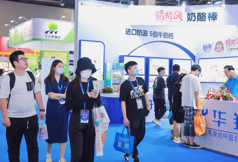 2027年杭州食品电商选品博览会-私域团长大会CFEE展馆现场,专业观众参观实况
