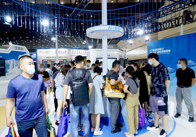 2027年郑州中西部光储充换电产业博览会ECSE参展商与海外采购商展台洽谈现场