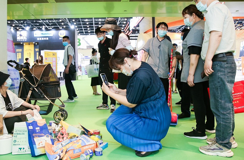 2026年郑州中原国际宠物供应链博览会Zhengzhou Pet Exhibition展馆现场,专业观众参观实况