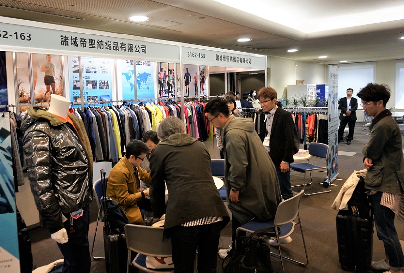 2026年日本大阪服装成衣展览会AFF参展商与海外采购商展台洽谈现场