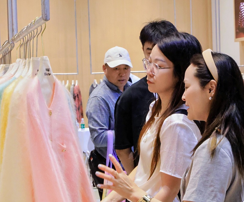 2027年LINK FASHION上海针织主题展LINK FASHION展馆现场,专业观众参观实况