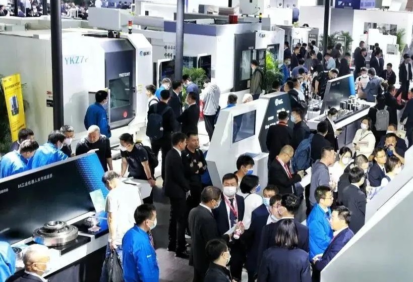 2027年中国（北京）国际机床展览会CIMT参展商与海外采购商展台洽谈现场