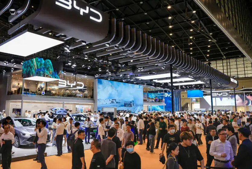 2026年上海华车展CASCHINA AUTO SHOW展馆现场,专业观众参观实况