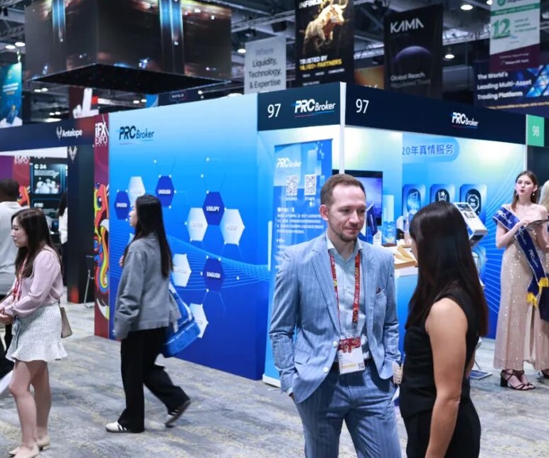 2026年香港亚洲金融科技博览会iFX EXPO Asia展馆现场，专业观众参观实况