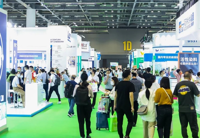 2027年上海国际染料工业及有机颜料、纺织化学品展览会CHINA INTERDYE参展商与海外采购商展台洽谈现场