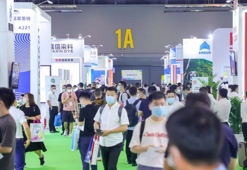 2027年上海国际染料工业及有机颜料、纺织化学品展览会CHINA INTERDYE展馆现场,专业观众参观实况