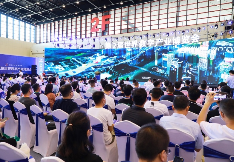 2027年郑州中西部光储充换电产业博览会ECSE展馆现场,专业观众参观实况