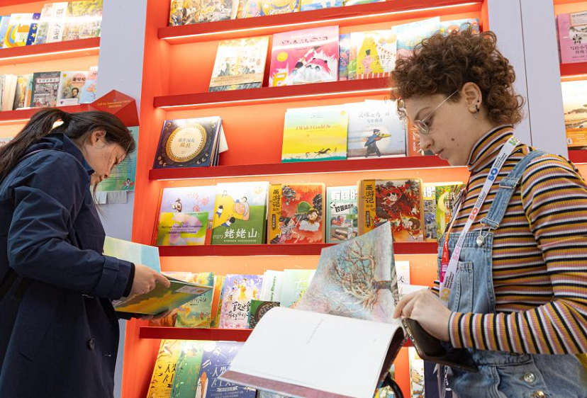 2027年意大利博洛尼亚童书展览会Bologna Childrens Book Fair展馆现场,专业观众参观实况