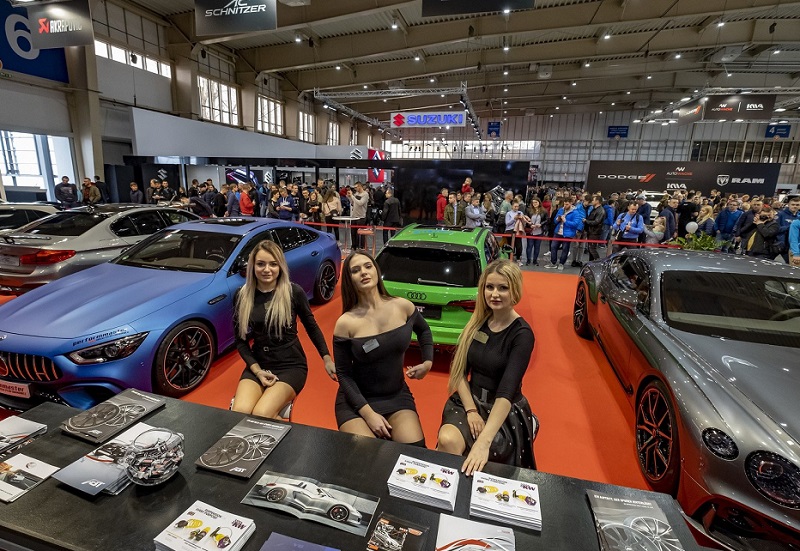 2027年波兰汽车展-波兰车展POZNAN MOTOR SHOW参展商与海外采购商展台洽谈现场