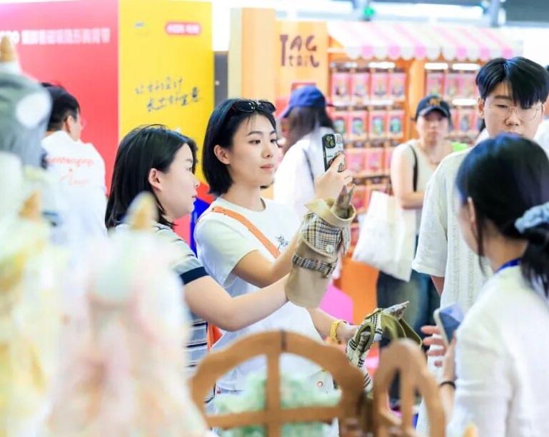 2027年上海宠甄选特展暨首届宠物主理人大会PFA Boutique参展商与海外采购商展台洽谈现场