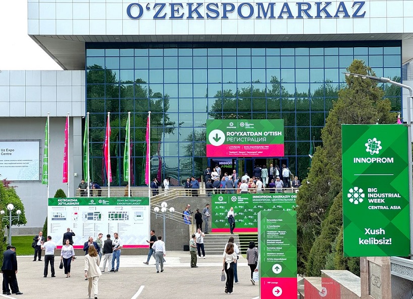 2027年乌兹别克斯坦国际工业博览会INNOPROM Central Asia参展商与海外采购商展台洽谈现场