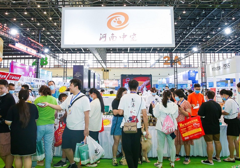 2026年郑州中原国际宠物供应链博览会Zhengzhou Pet Exhibition参展商与海外采购商展台洽谈现场